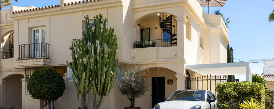 Luxury Townhouse in El Herrojo, Benahavís with 4 bedrooms