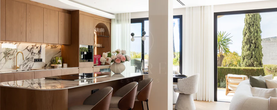 Luxury Townhouse in El Herrojo, Benahavís with 4 bedrooms