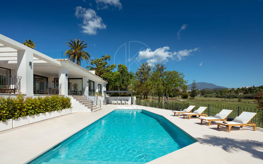 Villa de lujo en primera línea de golf con vistas a La Concha en Las Brisas