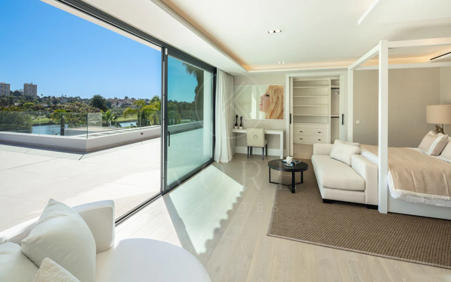 Villa de lujo en primera línea de golf con vistas a La Concha en Las Brisas