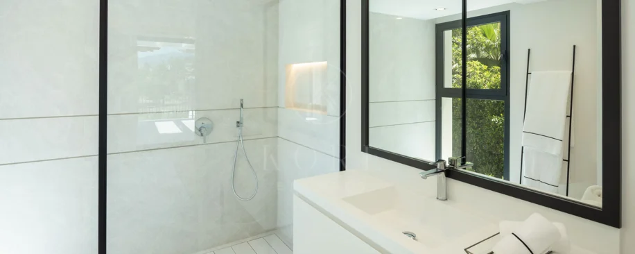 Luxury Frontline Golf Villa with La Concha Views in Las Brisas