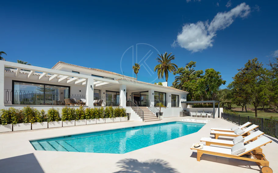 Villa de lujo en primera línea de golf con vistas a La Concha en Las Brisas