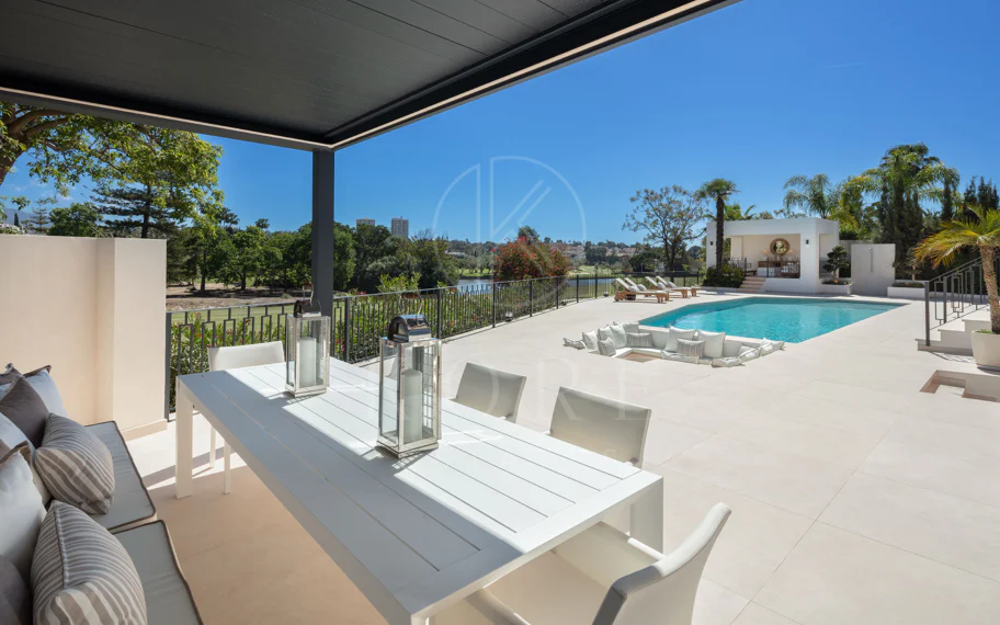 Villa de lujo en primera línea de golf con vistas a La Concha en Las Brisas