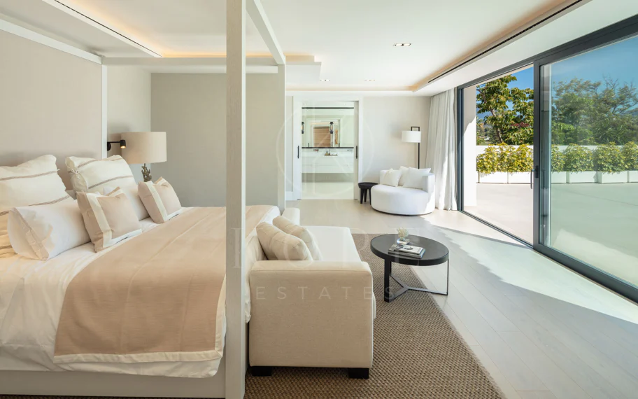 Villa de lujo en primera línea de golf con vistas a La Concha en Las Brisas