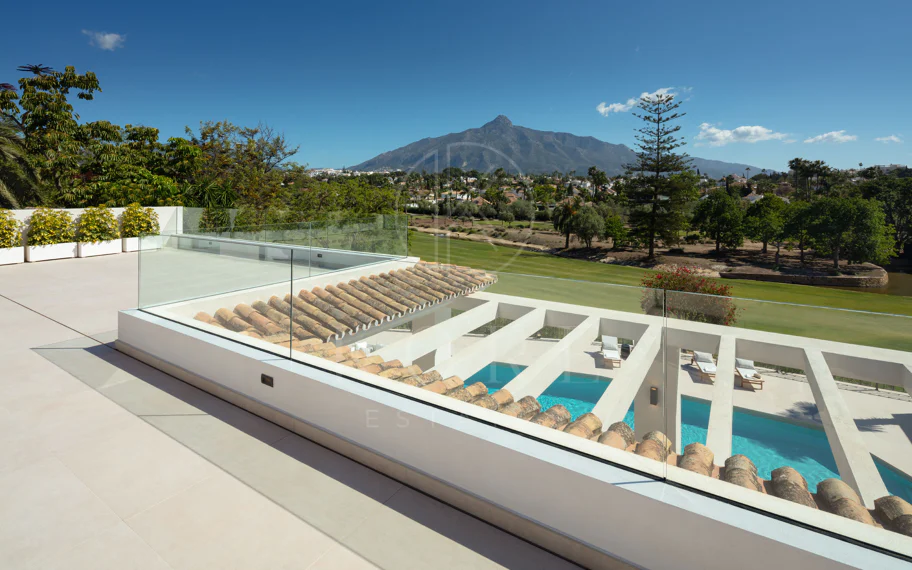 Villa de lujo en primera línea de golf con vistas a La Concha en Las Brisas