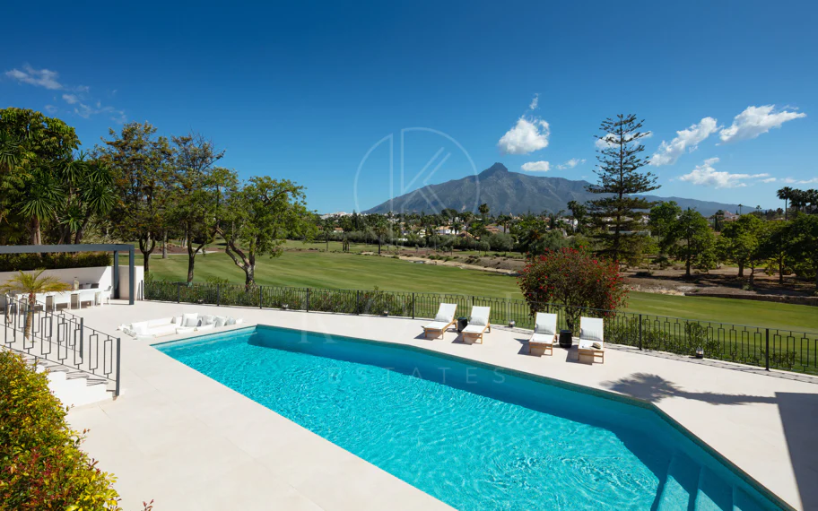 Villa de lujo en primera línea de golf con vistas a La Concha en Las Brisas