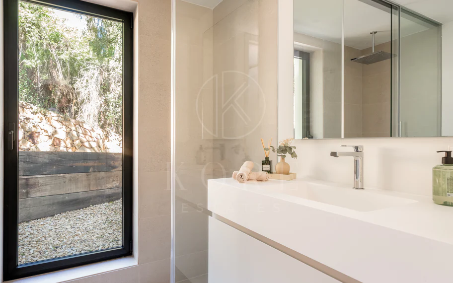 Bienvenido a Villa Lucalle, una obra maestra contemporánea situada en los pintorescos jardines de Los Naranjos Hill Club en La Cerquilla, Nueva Andalucía.