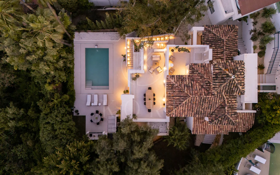 Bienvenido a Villa Lucalle, una obra maestra contemporánea situada en los pintorescos jardines de Los Naranjos Hill Club en La Cerquilla, Nueva Andalucía.