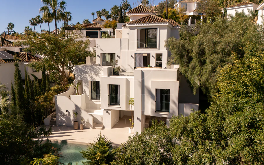 Bienvenido a Villa Lucalle, una obra maestra contemporánea situada en los pintorescos jardines de Los Naranjos Hill Club en La Cerquilla, Nueva Andalucía.