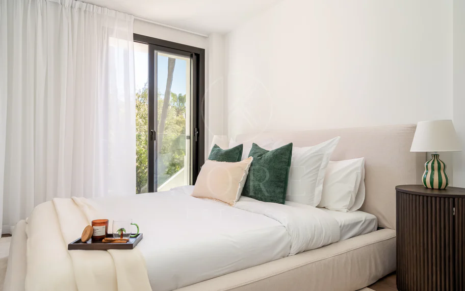 Bienvenido a Villa Lucalle, una obra maestra contemporánea situada en los pintorescos jardines de Los Naranjos Hill Club en La Cerquilla, Nueva Andalucía.