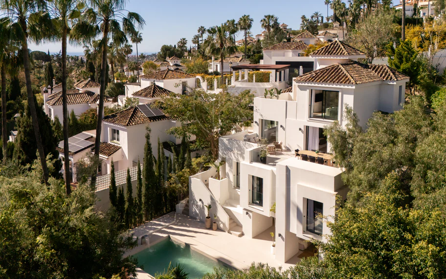 Bienvenido a Villa Lucalle, una obra maestra contemporánea situada en los pintorescos jardines de Los Naranjos Hill Club en La Cerquilla, Nueva Andalucía.