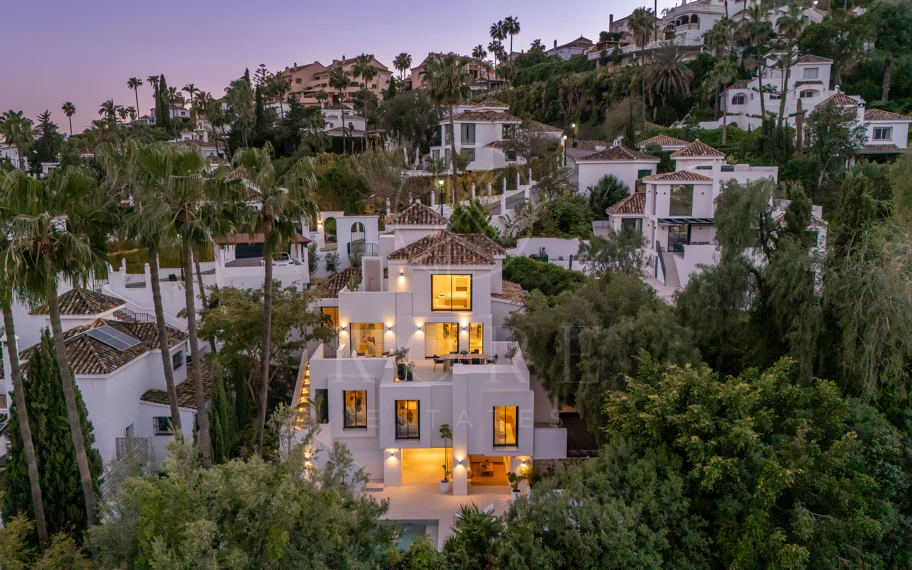 Bienvenido a Villa Lucalle, una obra maestra contemporánea situada en los pintorescos jardines de Los Naranjos Hill Club en La Cerquilla, Nueva Andalucía.