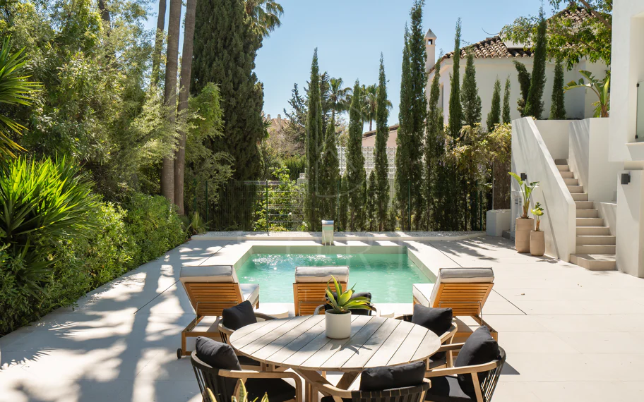 Bienvenido a Villa Lucalle, una obra maestra contemporánea situada en los pintorescos jardines de Los Naranjos Hill Club en La Cerquilla, Nueva Andalucía.