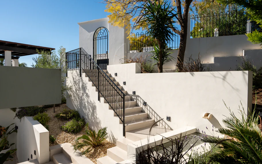 Bienvenido a Villa Lucalle, una obra maestra contemporánea situada en los pintorescos jardines de Los Naranjos Hill Club en La Cerquilla, Nueva Andalucía.
