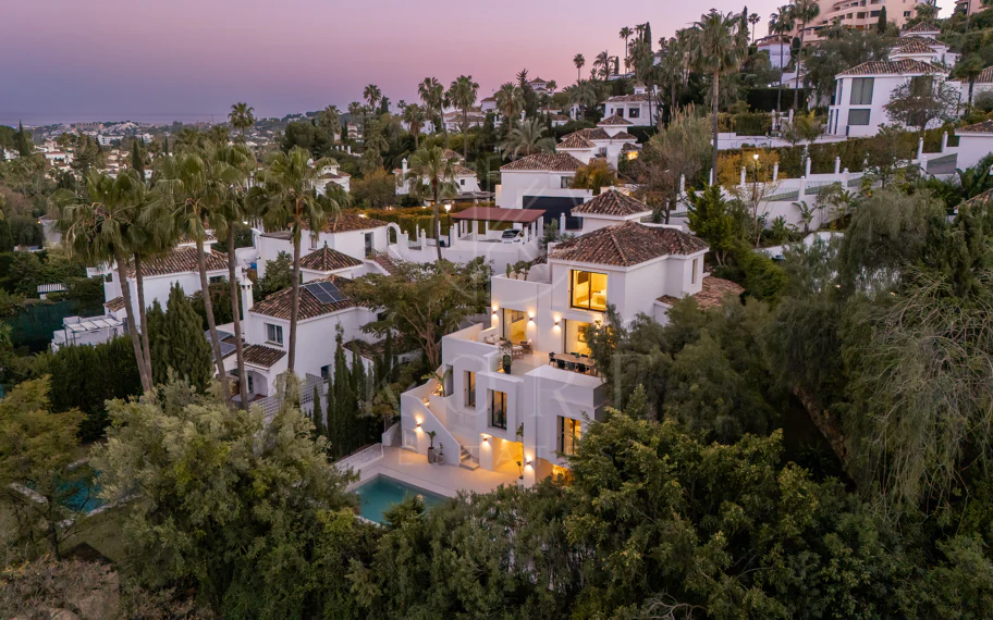 Bienvenido a Villa Lucalle, una obra maestra contemporánea situada en los pintorescos jardines de Los Naranjos Hill Club en La Cerquilla, Nueva Andalucía.