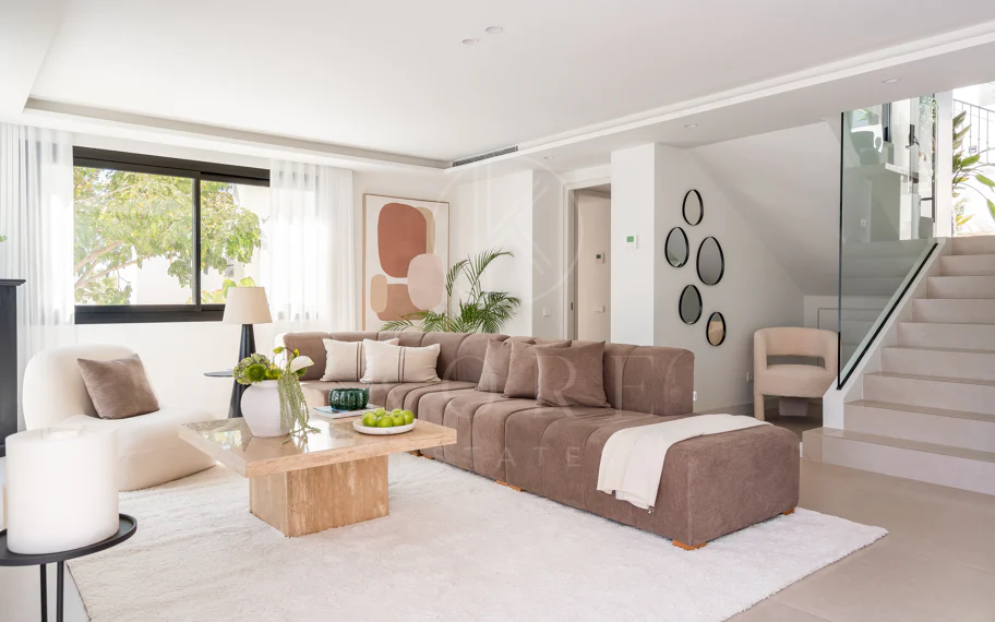 Bienvenido a Villa Lucalle, una obra maestra contemporánea situada en los pintorescos jardines de Los Naranjos Hill Club en La Cerquilla, Nueva Andalucía.