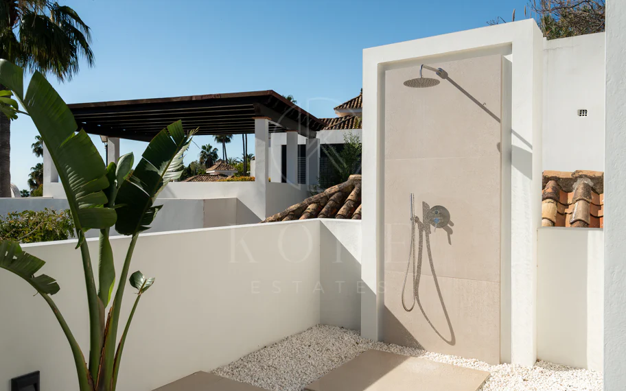 Bienvenido a Villa Lucalle, una obra maestra contemporánea situada en los pintorescos jardines de Los Naranjos Hill Club en La Cerquilla, Nueva Andalucía.