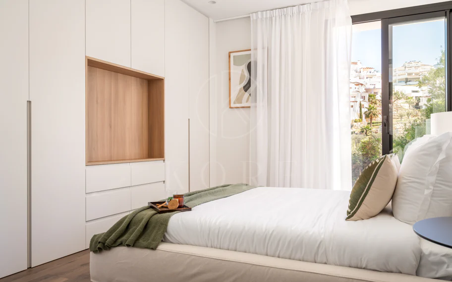 Bienvenido a Villa Lucalle, una obra maestra contemporánea situada en los pintorescos jardines de Los Naranjos Hill Club en La Cerquilla, Nueva Andalucía.