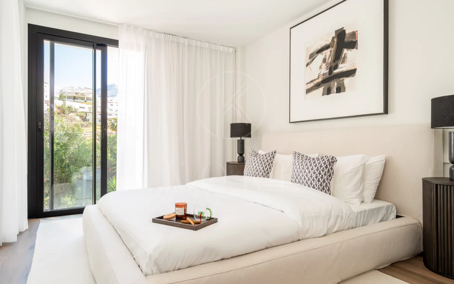 Bienvenido a Villa Lucalle, una obra maestra contemporánea situada en los pintorescos jardines de Los Naranjos Hill Club en La Cerquilla, Nueva Andalucía.