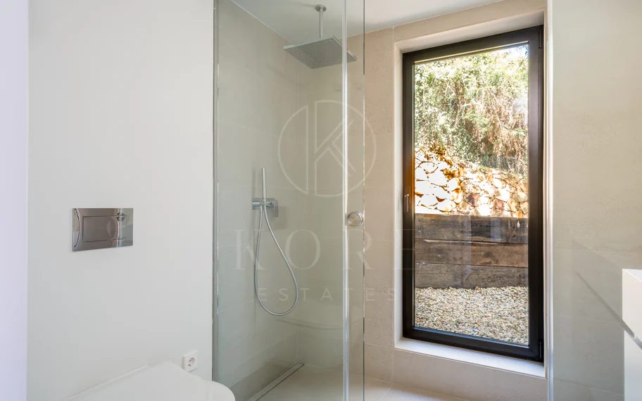 Bienvenido a Villa Lucalle, una obra maestra contemporánea situada en los pintorescos jardines de Los Naranjos Hill Club en La Cerquilla, Nueva Andalucía.
