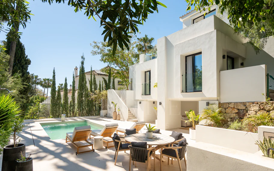 Bienvenido a Villa Lucalle, una obra maestra contemporánea situada en los pintorescos jardines de Los Naranjos Hill Club en La Cerquilla, Nueva Andalucía.