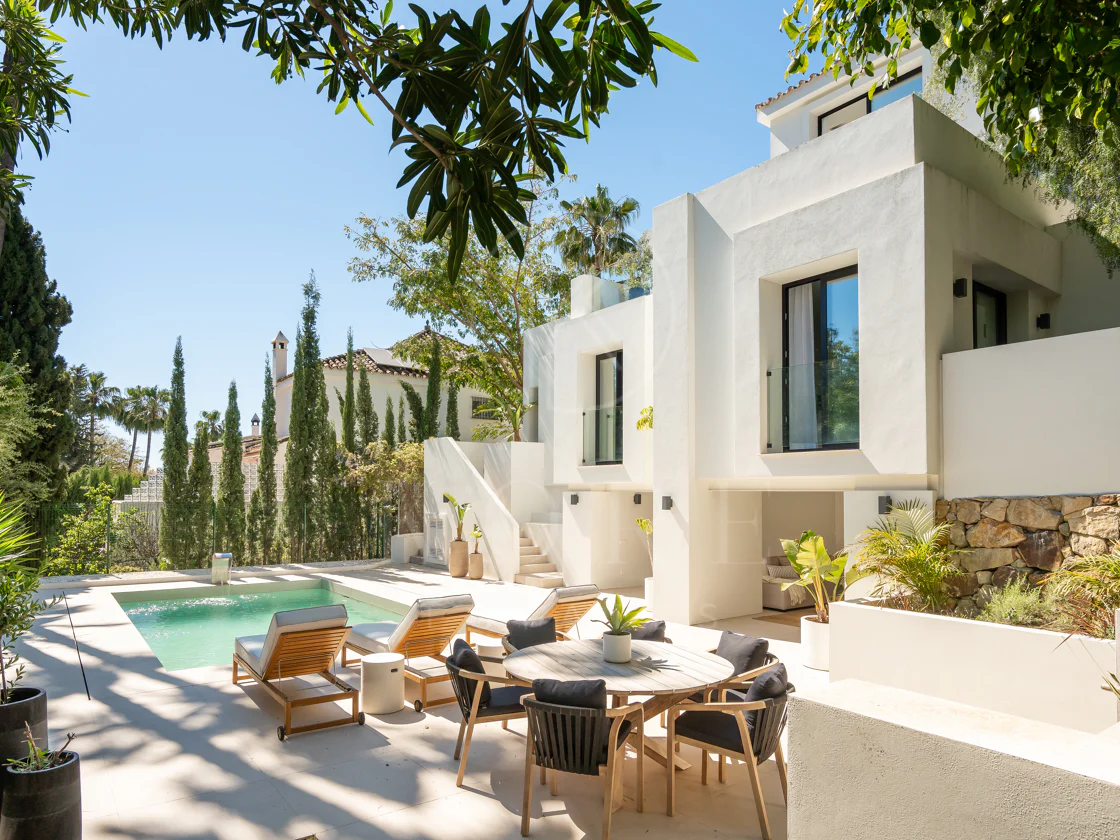 Bienvenido a Villa Lucalle, una obra maestra contemporánea situada en los pintorescos jardines de Los Naranjos Hill Club en La Cerquilla, Nueva Andalucía.