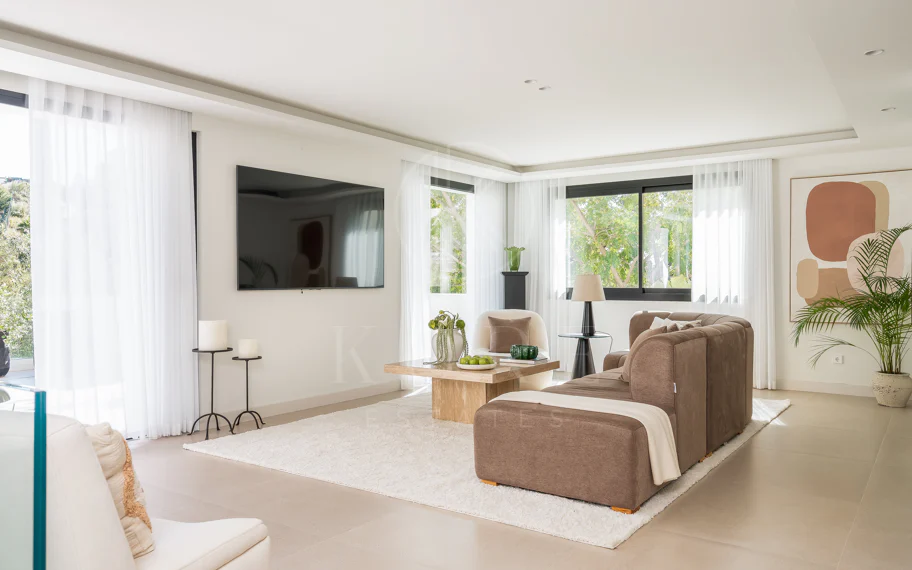 Bienvenido a Villa Lucalle, una obra maestra contemporánea situada en los pintorescos jardines de Los Naranjos Hill Club en La Cerquilla, Nueva Andalucía.