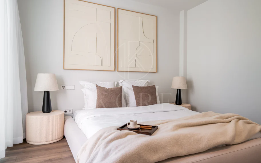Bienvenido a Villa Lucalle, una obra maestra contemporánea situada en los pintorescos jardines de Los Naranjos Hill Club en La Cerquilla, Nueva Andalucía.