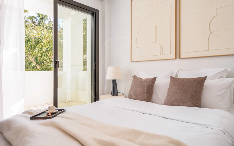 Bienvenido a Villa Lucalle, una obra maestra contemporánea situada en los pintorescos jardines de Los Naranjos Hill Club en La Cerquilla, Nueva Andalucía.