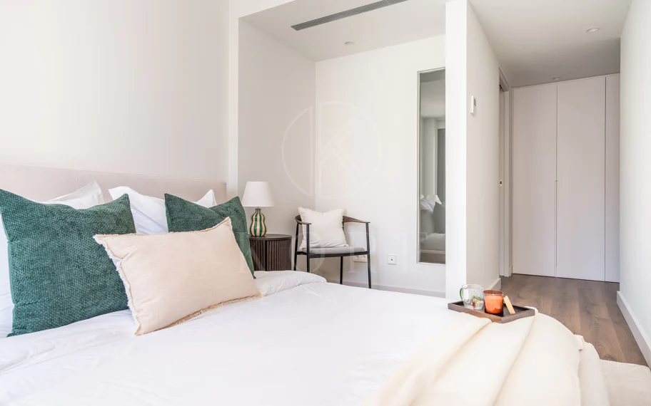 Bienvenido a Villa Lucalle, una obra maestra contemporánea situada en los pintorescos jardines de Los Naranjos Hill Club en La Cerquilla, Nueva Andalucía.
