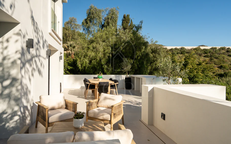 Bienvenido a Villa Lucalle, una obra maestra contemporánea situada en los pintorescos jardines de Los Naranjos Hill Club en La Cerquilla, Nueva Andalucía.