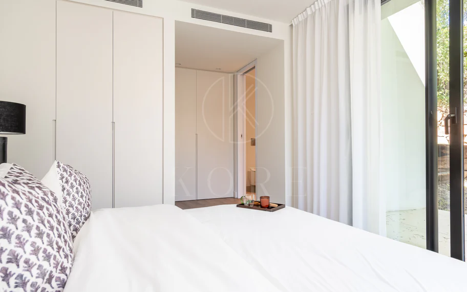 Bienvenido a Villa Lucalle, una obra maestra contemporánea situada en los pintorescos jardines de Los Naranjos Hill Club en La Cerquilla, Nueva Andalucía.