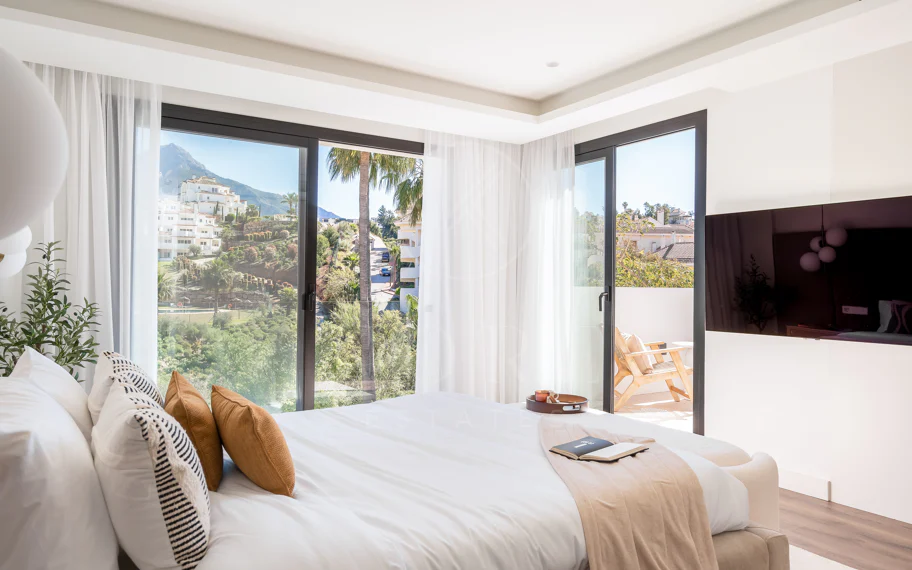 Bienvenido a Villa Lucalle, una obra maestra contemporánea situada en los pintorescos jardines de Los Naranjos Hill Club en La Cerquilla, Nueva Andalucía.