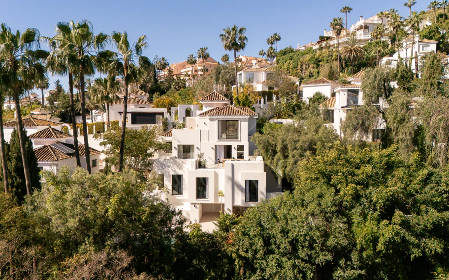 Bienvenido a Villa Lucalle, una obra maestra contemporánea situada en los pintorescos jardines de Los Naranjos Hill Club en La Cerquilla, Nueva Andalucía.