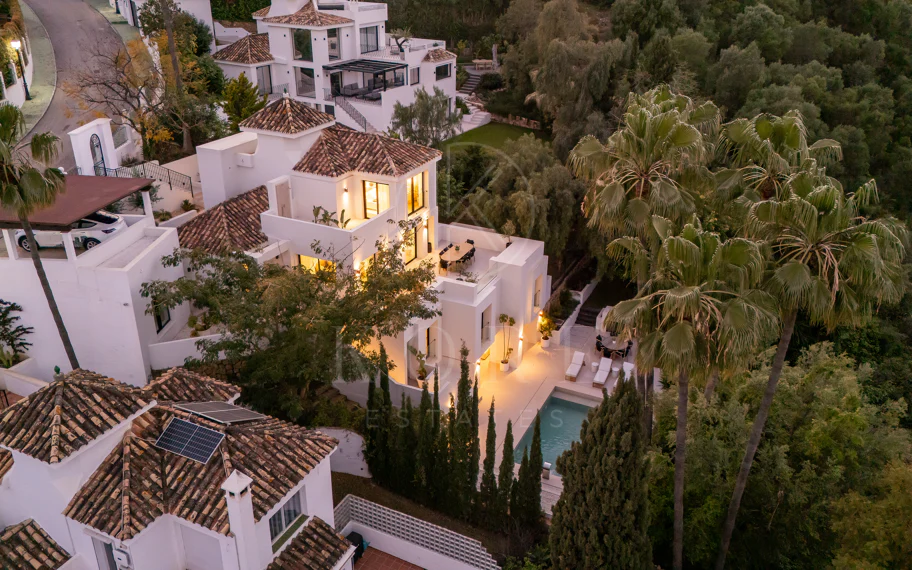 Bienvenido a Villa Lucalle, una obra maestra contemporánea situada en los pintorescos jardines de Los Naranjos Hill Club en La Cerquilla, Nueva Andalucía.