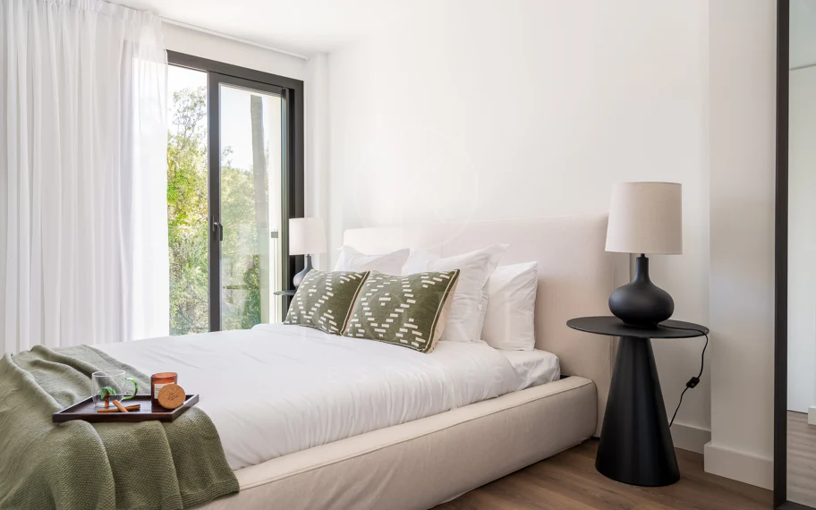 Bienvenido a Villa Lucalle, una obra maestra contemporánea situada en los pintorescos jardines de Los Naranjos Hill Club en La Cerquilla, Nueva Andalucía.