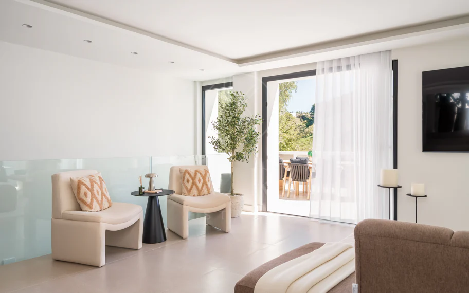 Bienvenido a Villa Lucalle, una obra maestra contemporánea situada en los pintorescos jardines de Los Naranjos Hill Club en La Cerquilla, Nueva Andalucía.
