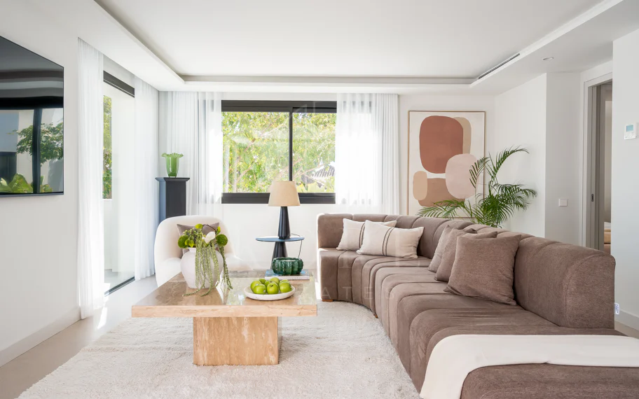 Bienvenido a Villa Lucalle, una obra maestra contemporánea situada en los pintorescos jardines de Los Naranjos Hill Club en La Cerquilla, Nueva Andalucía.