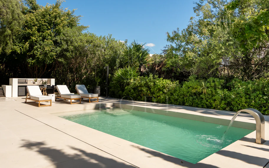 Bienvenido a Villa Lucalle, una obra maestra contemporánea situada en los pintorescos jardines de Los Naranjos Hill Club en La Cerquilla, Nueva Andalucía.