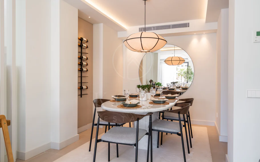 Bienvenido a Villa Lucalle, una obra maestra contemporánea situada en los pintorescos jardines de Los Naranjos Hill Club en La Cerquilla, Nueva Andalucía.