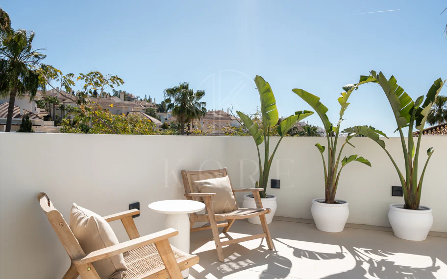 Bienvenido a Villa Lucalle, una obra maestra contemporánea situada en los pintorescos jardines de Los Naranjos Hill Club en La Cerquilla, Nueva Andalucía.