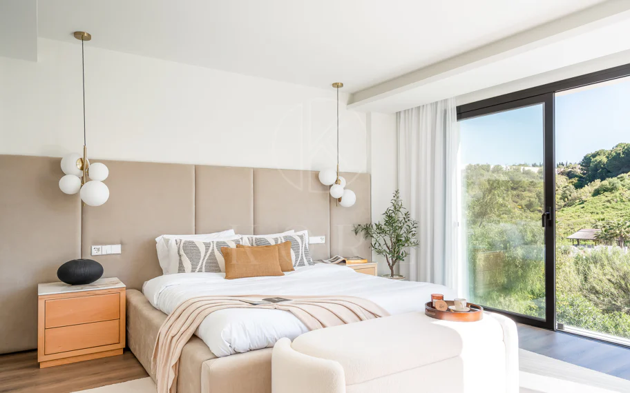 Bienvenido a Villa Lucalle, una obra maestra contemporánea situada en los pintorescos jardines de Los Naranjos Hill Club en La Cerquilla, Nueva Andalucía.