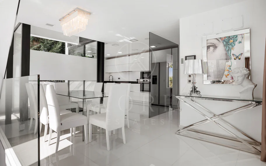Villa de lujo de 5 dormitorios en La Cerquilla, Nueva Andalucía con vistas al golf