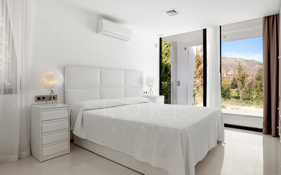 Villa de lujo de 5 dormitorios en La Cerquilla, Nueva Andalucía con vistas al golf