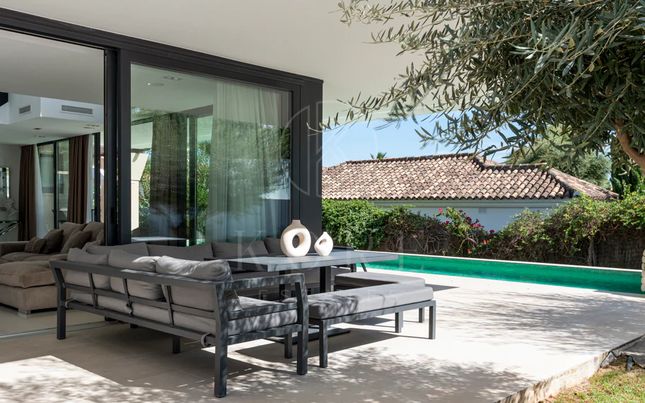 Villa de lujo de 5 dormitorios en La Cerquilla, Nueva Andalucía con vistas al golf