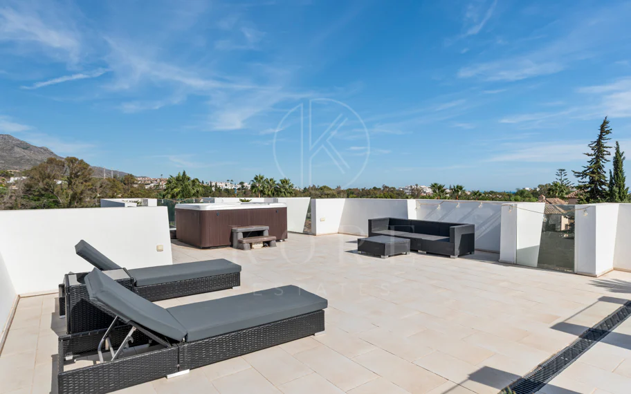 Villa de lujo de 5 dormitorios en La Cerquilla, Nueva Andalucía con vistas al golf