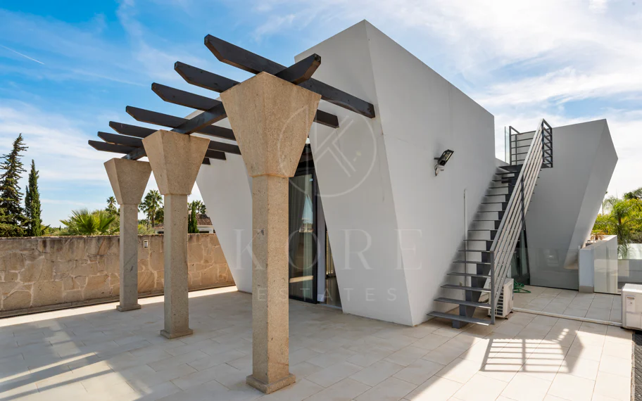 Villa de lujo de 5 dormitorios en La Cerquilla, Nueva Andalucía con vistas al golf