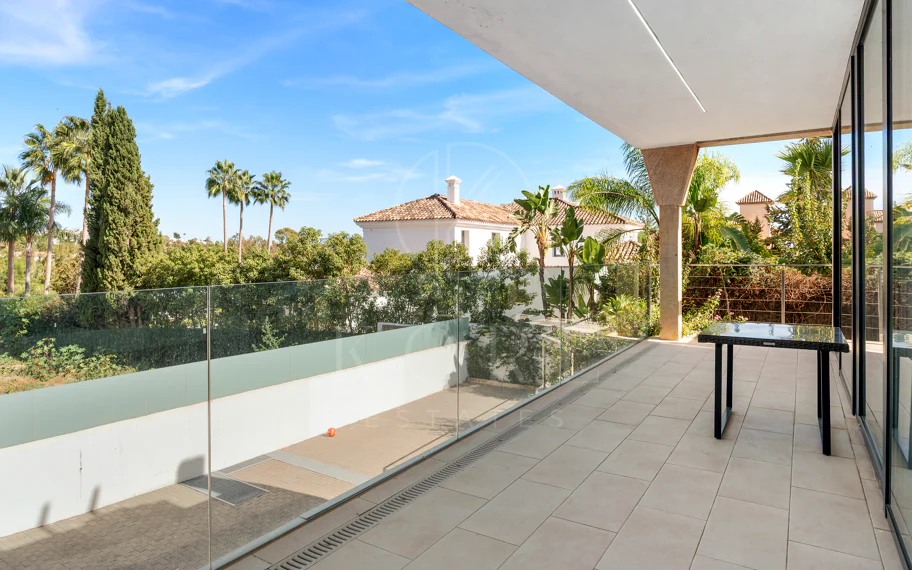 Villa de lujo de 5 dormitorios en La Cerquilla, Nueva Andalucía con vistas al golf