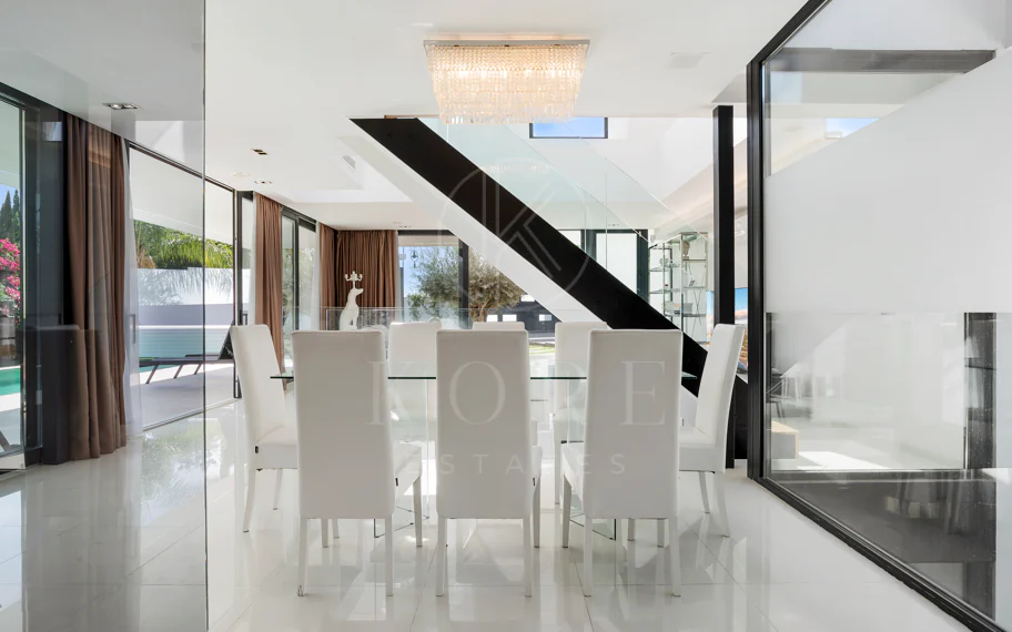 Villa de lujo de 5 dormitorios en La Cerquilla, Nueva Andalucía con vistas al golf
