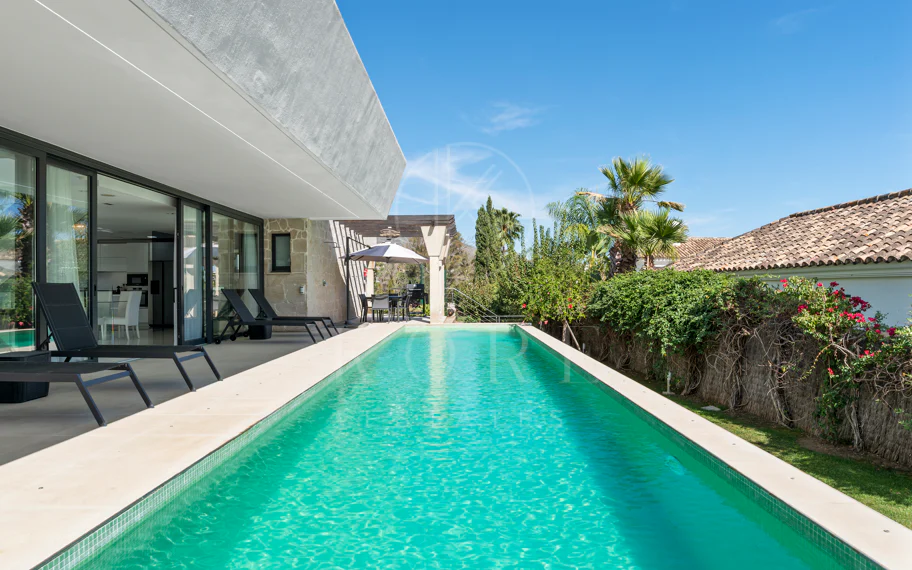 Villa de lujo de 5 dormitorios en La Cerquilla, Nueva Andalucía con vistas al golf